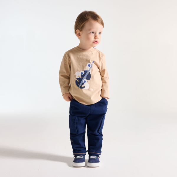 بنطلون قابل للطي باللون الأزرق للأطفال الصغار.